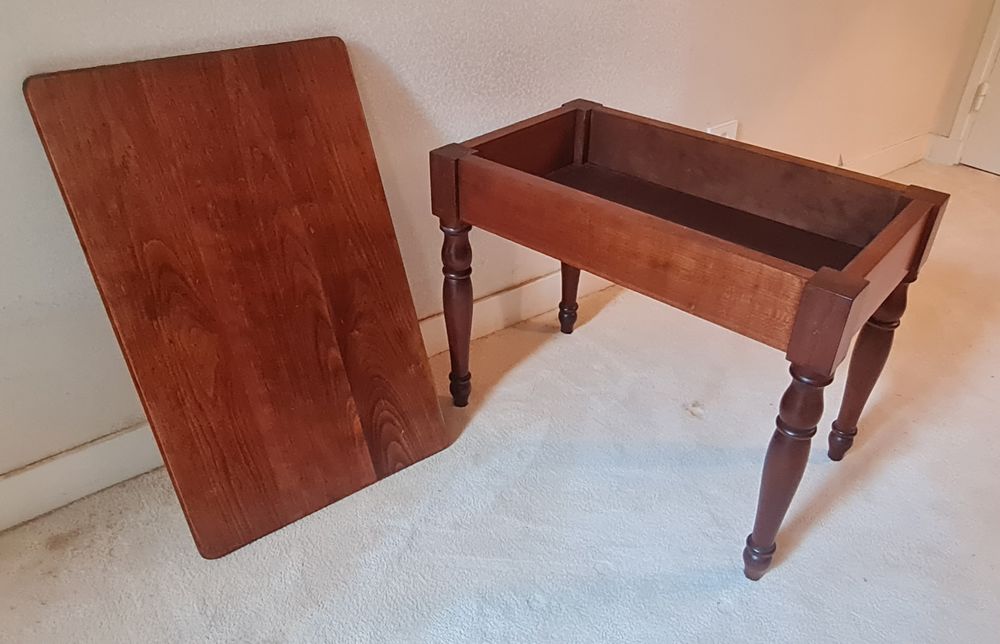 PETITE TABLE BASSE EN MERISIER
Meubles