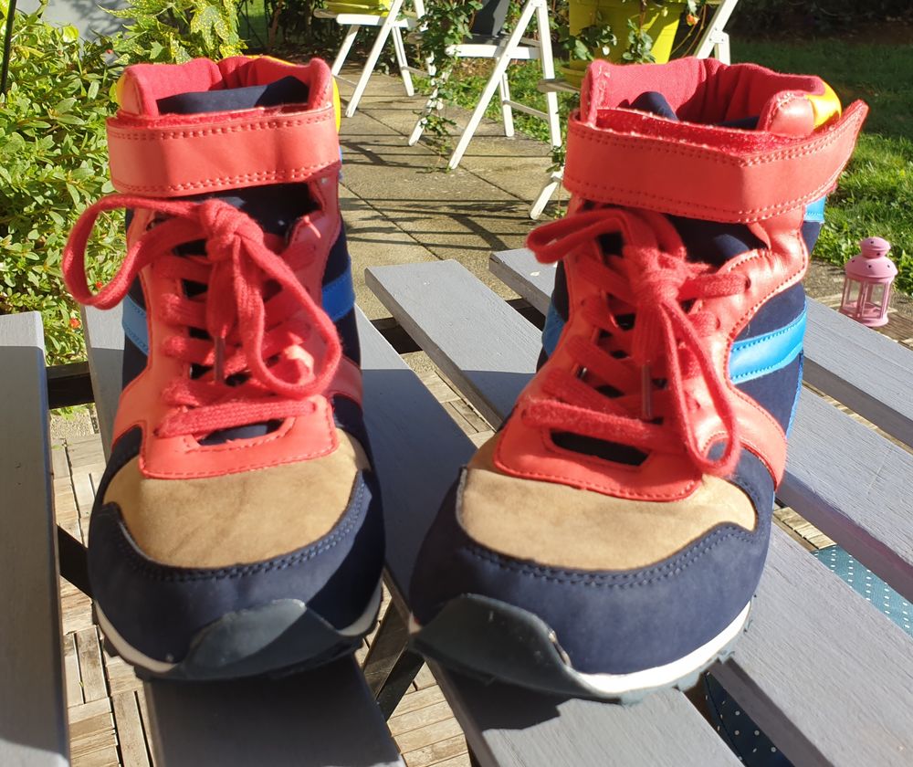 Chaussures montantes enfant. Taille 38. 
Chaussures