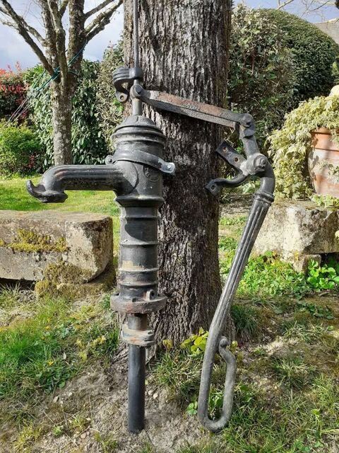 Grande pompe ancienne en fonte pour décoration 90 Bussac-sur-Charente (17)