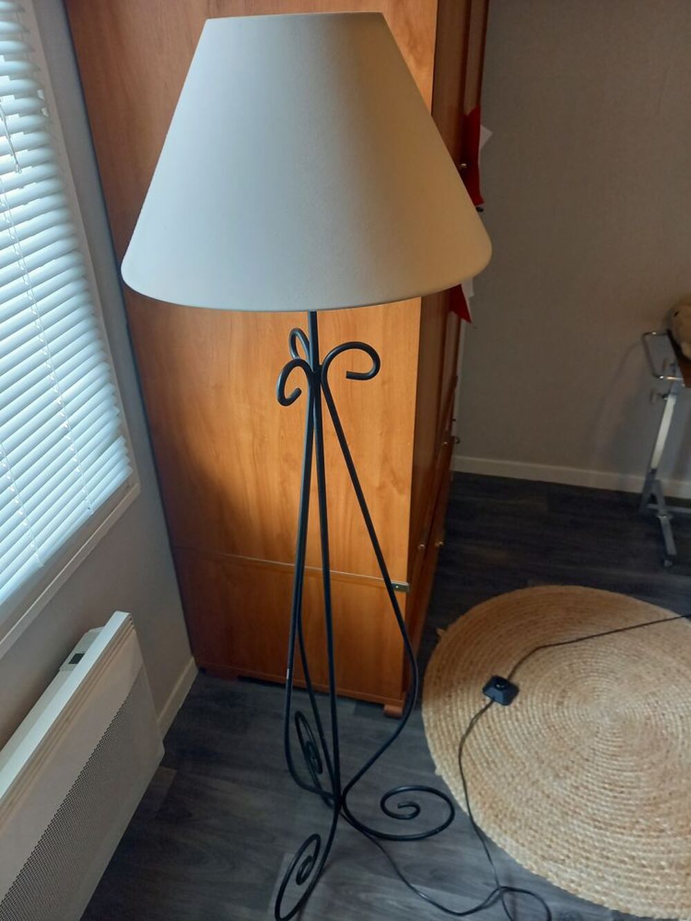 Lampadaire sur pied en fer forg&eacute; &agrave; volutes Décoration
