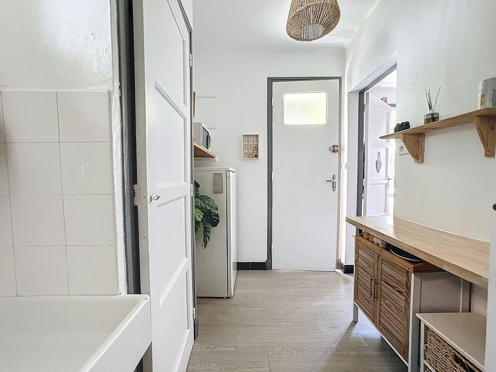   STUDIO PRIVE 2PERS EN BORD MER    2MN A PIED À ST RAPHAEL    Provence-Alpes-Côte d'Azur, Saint-Raphaël (83700)