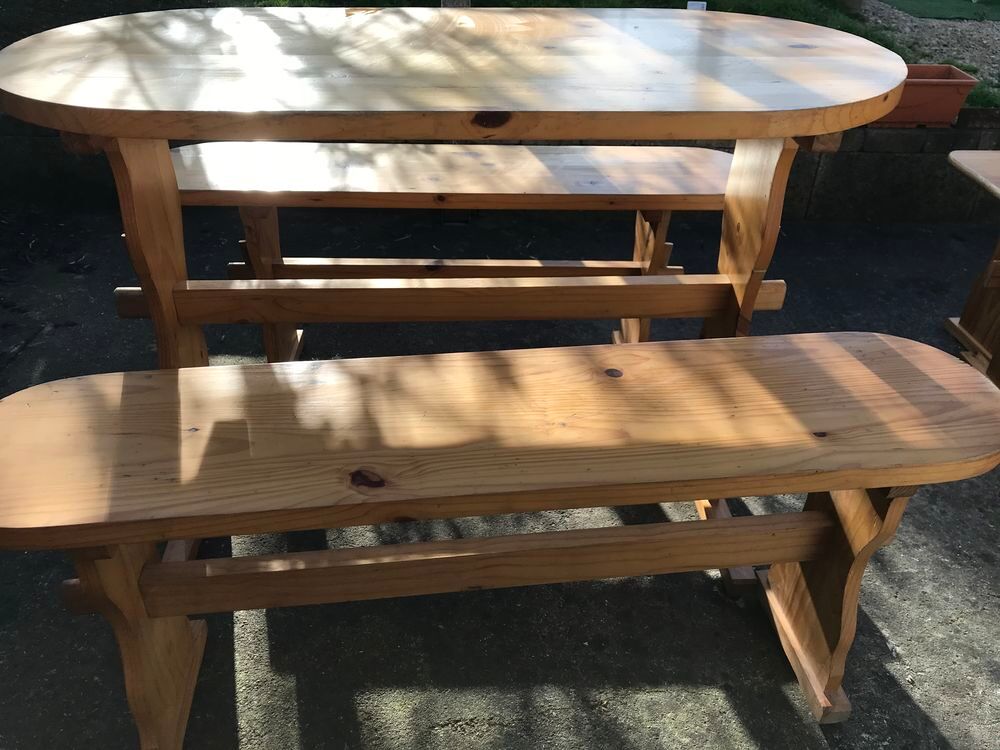 Table et 2 bancs 
Meubles