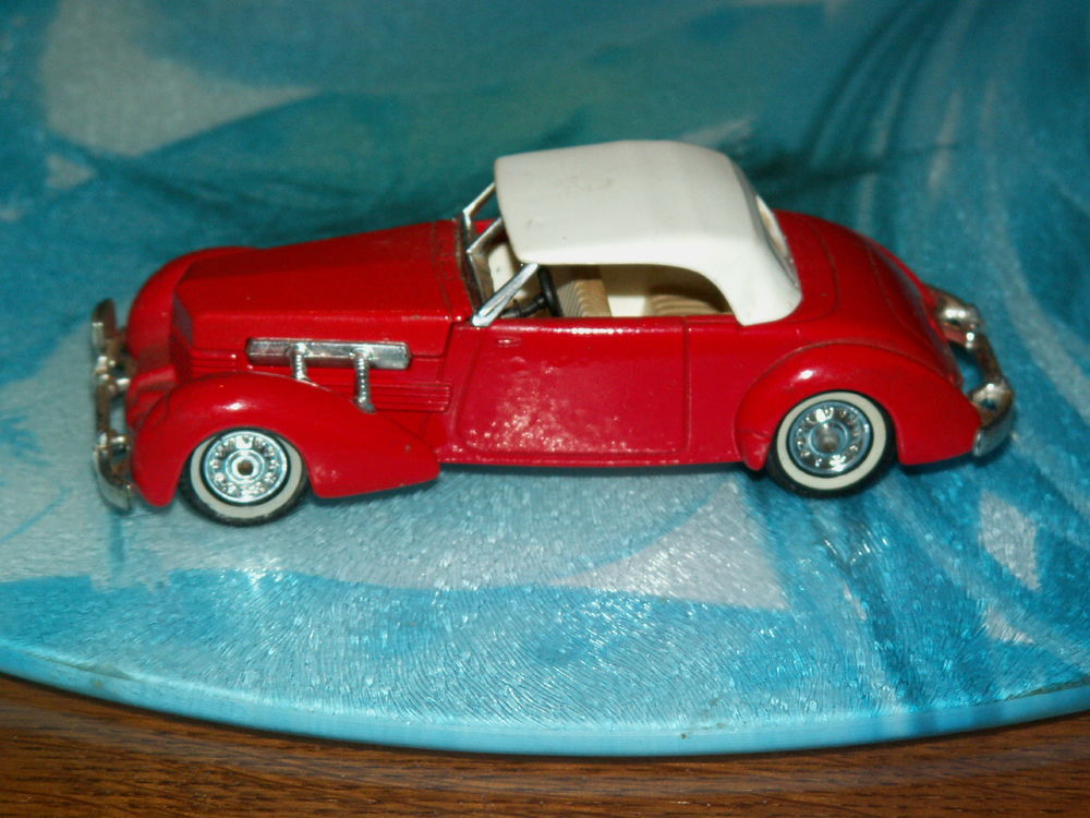 Belle miniature Cord model 812 en m&eacute;tal
Jeux / jouets