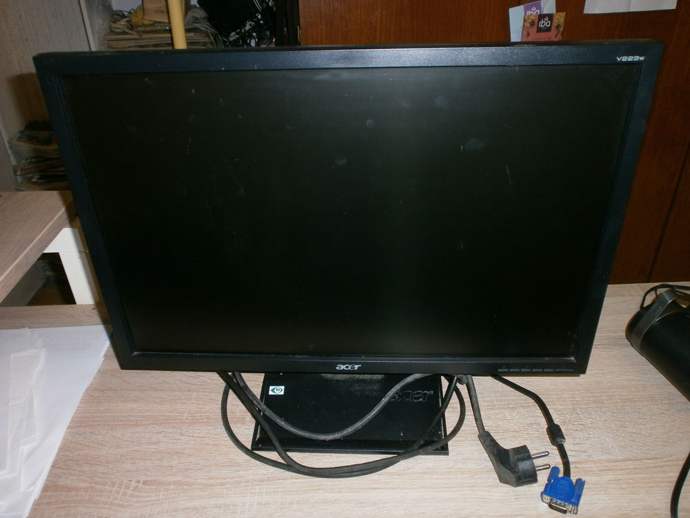 Ecran ordi 47.5 x 39.5 + clavier + 2 hautparleurs Matériel informatique