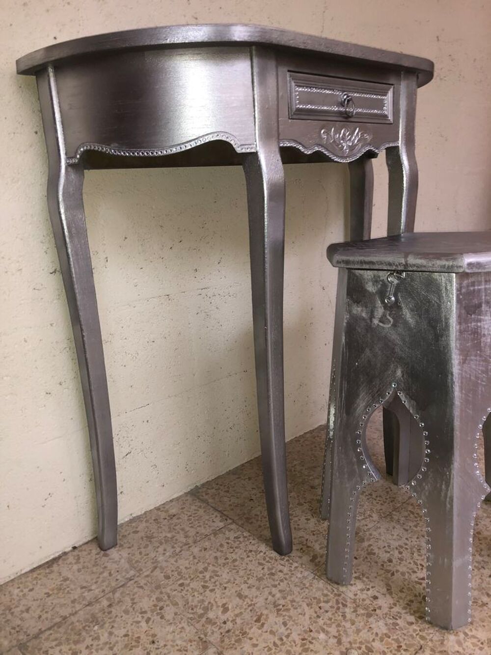 Table Coiffeuse refaite 
Strass de couleur grise argent&eacute; Meubles