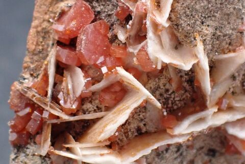Vanadinite sur Barytine , Mibladen , Maroc 47gr 53 x 39 x 28 7 Moyenmoutier (88)