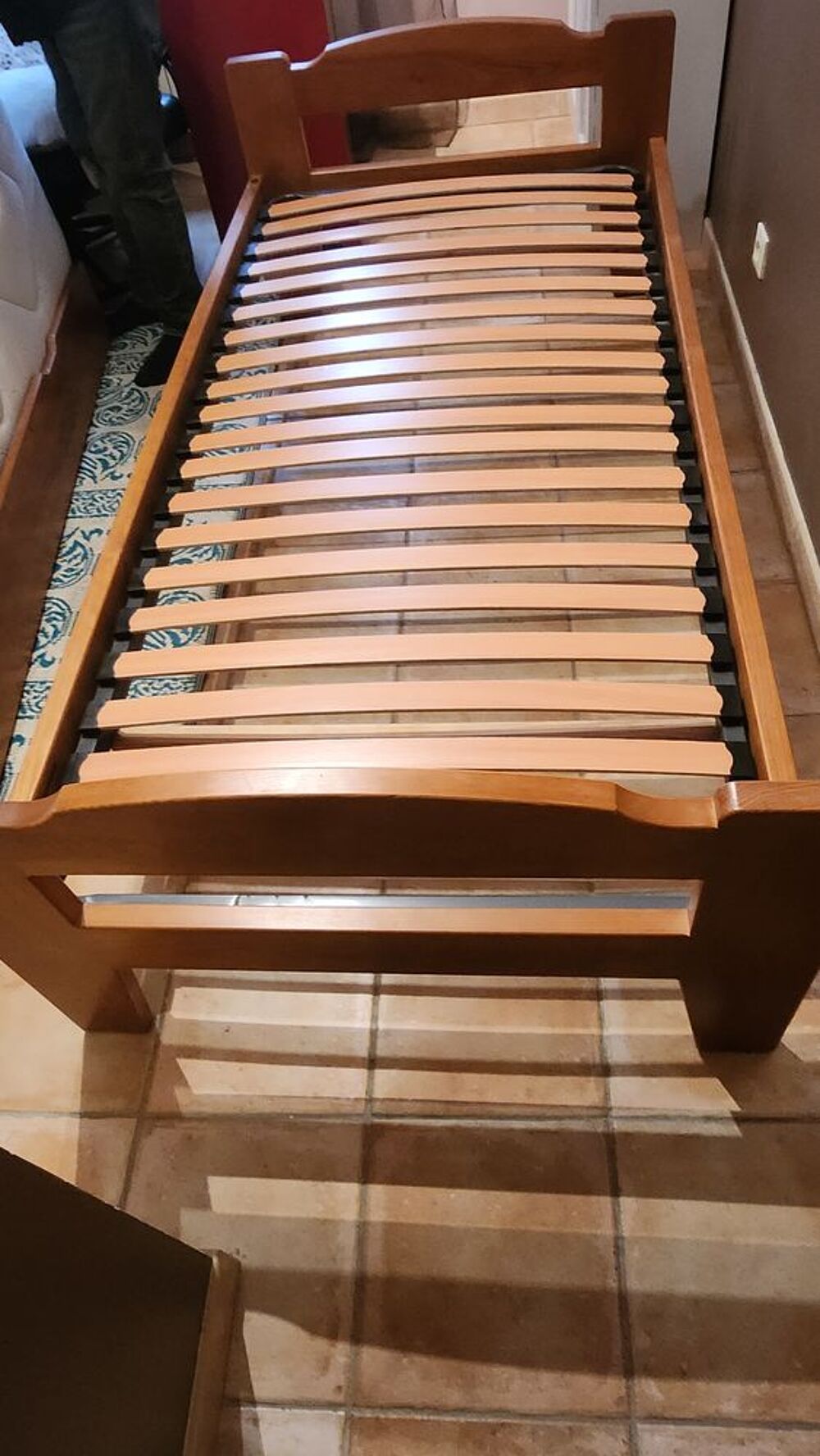Lit en bois massif avec tiroir at matelas compris Meubles