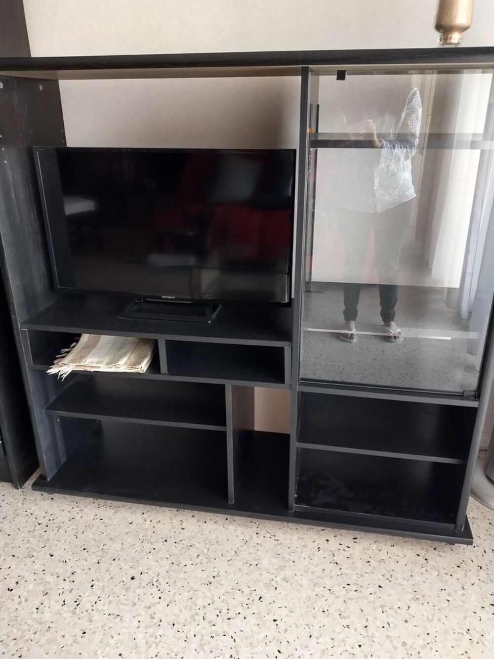 Meuble t&eacute;l&eacute; noir avec vitrine int&eacute;gr&eacute;e. Meubles