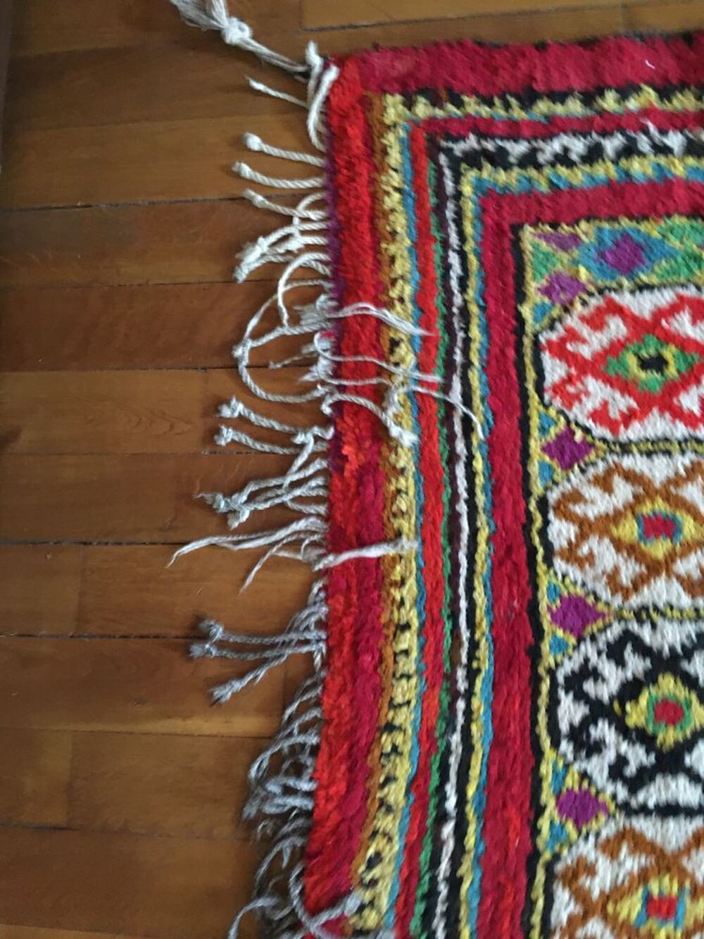 Tapis en laine ancien fait main. Décoration
