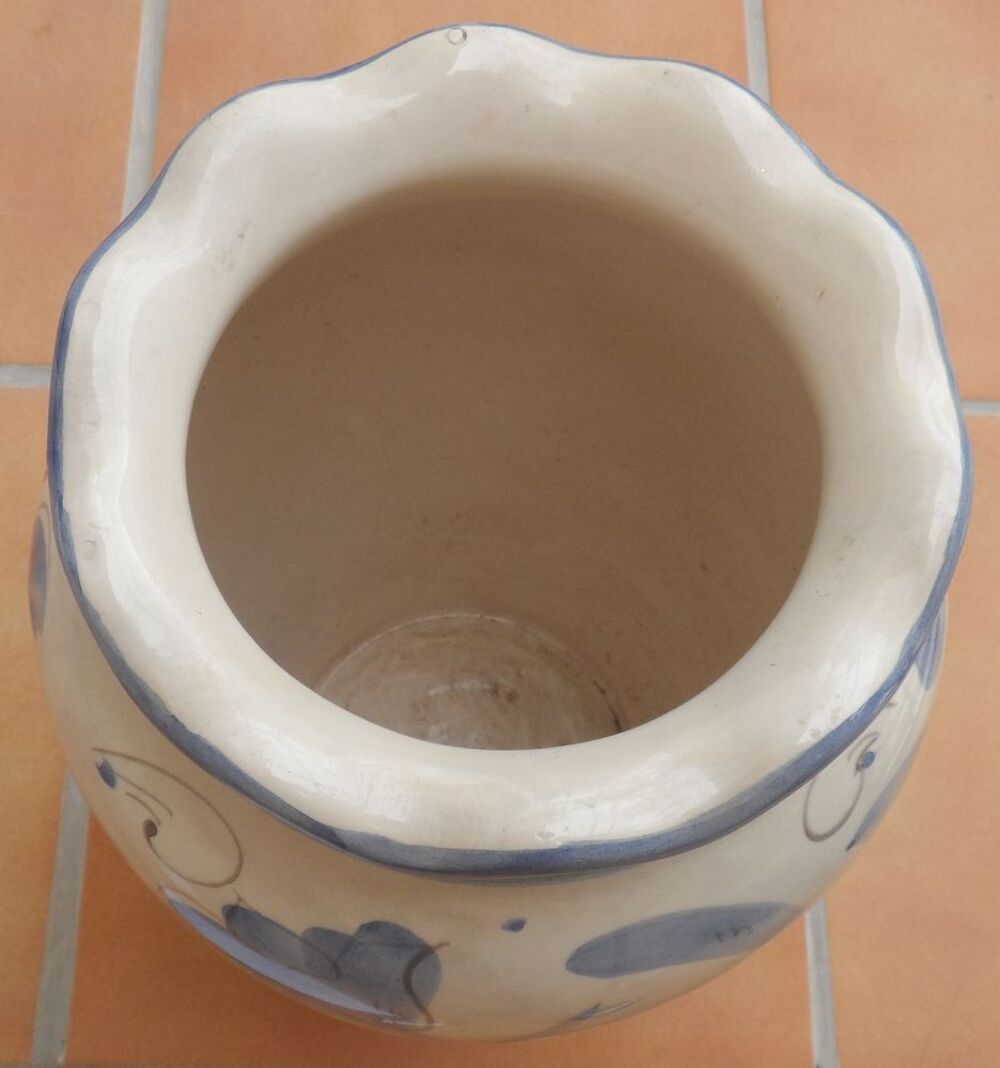 Vase beige en c&eacute;ramique d&eacute;cor&eacute; de fleurs bleues neuf AN 70 Décoration