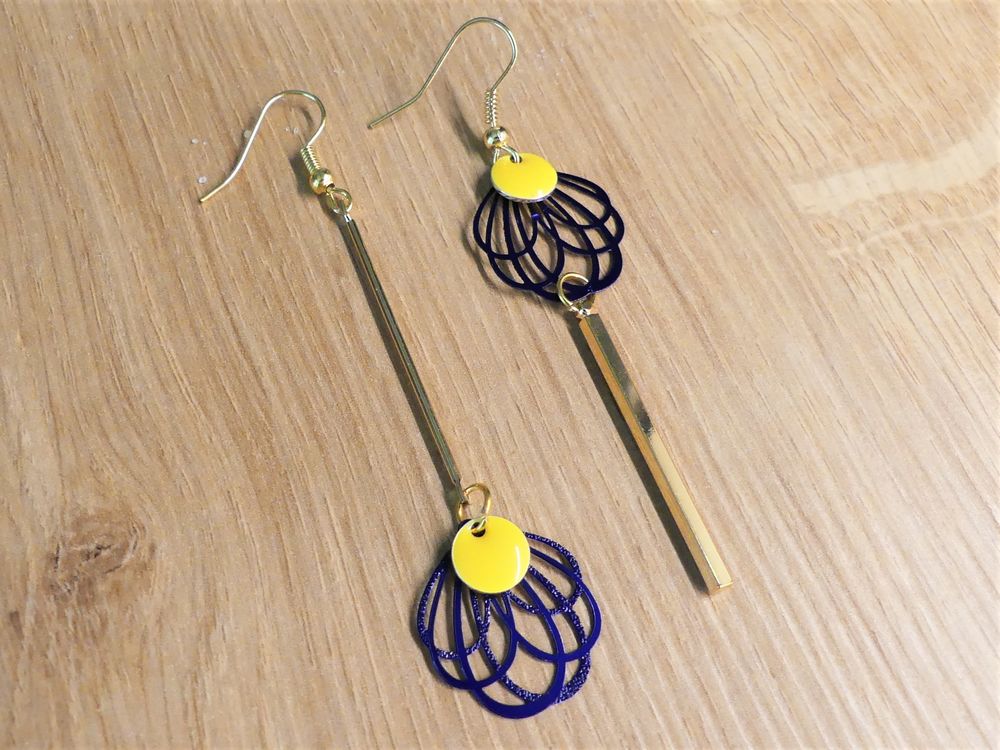 Boucles d'oreilles asym&eacute;triques dor&eacute;es
Bijoux et montres