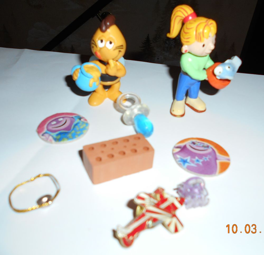 lot de petits jouets, figurines, pogs, pin's... collector 