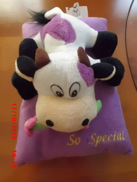 VACHE BLANCHE ET MAUVE SUR SON COUSSIN 15 Oignies (62)