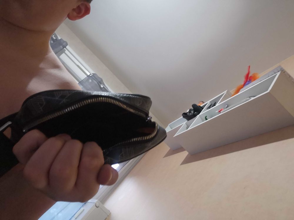 Bonjour je un lot compos&eacute; de 2 sachoche et une canne &agrave; p&ecirc;che Accessoires