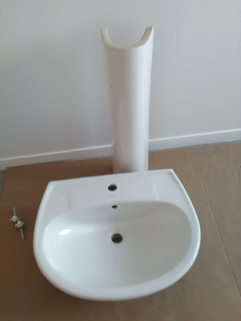 lavabo avec colonne neuf
Bricolage