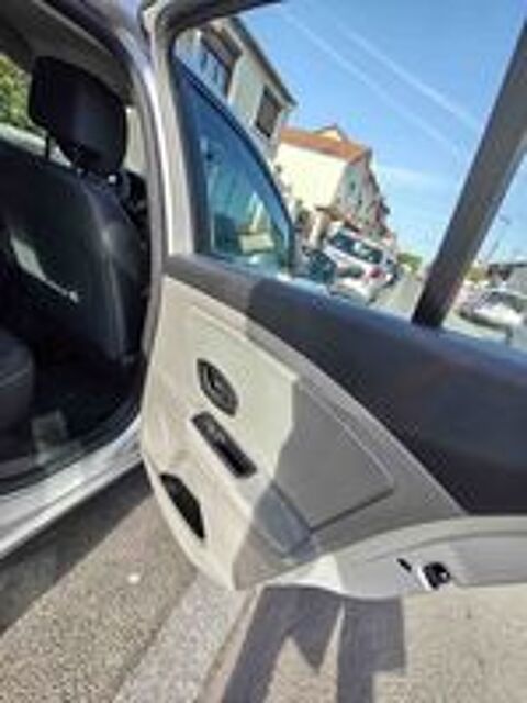 M&eacute;gane III RENAULT MEGANE III 1.6 110 ETHANOL AUTHENTIQUE 2011 occasion 93430 Villetaneuse