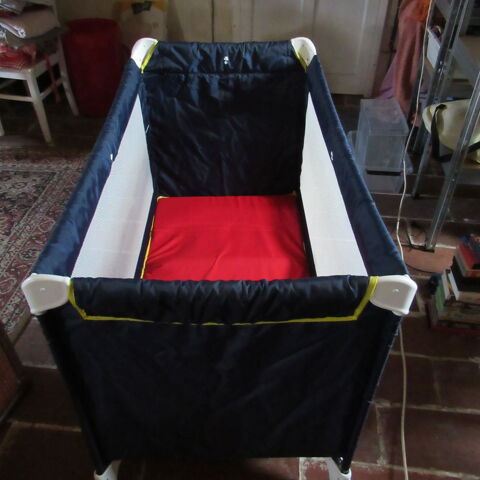 Lit de voyage bébé pliable.
Matelas fourni avec. 25 Langé (36)