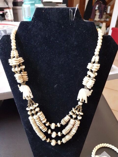 Collier crme et dore 3 brins trs bon etat perles en forme 5 Viriat (01)