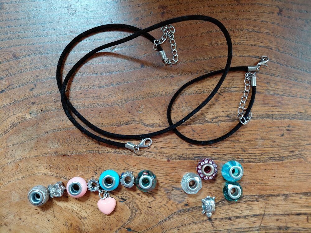 Parure collier et bracelet avec perles et breloques Bijoux et montres