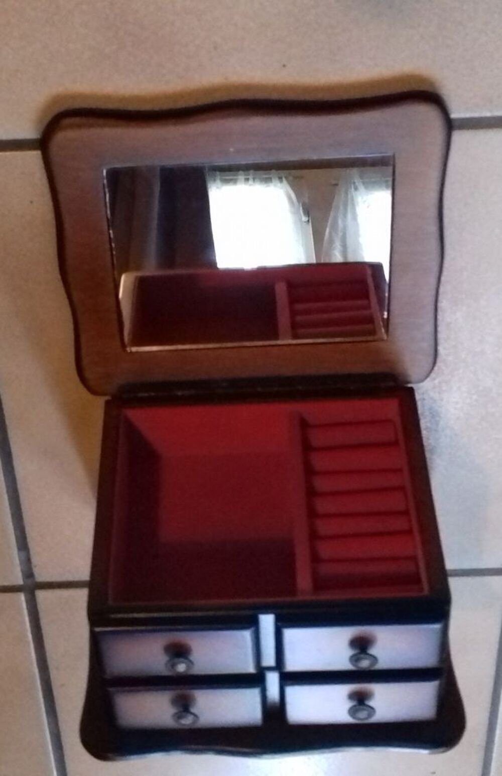 GRANDE BO&Icirc;TE &agrave; BIJOUX en BOIS et FEUTRINE Bijoux et montres