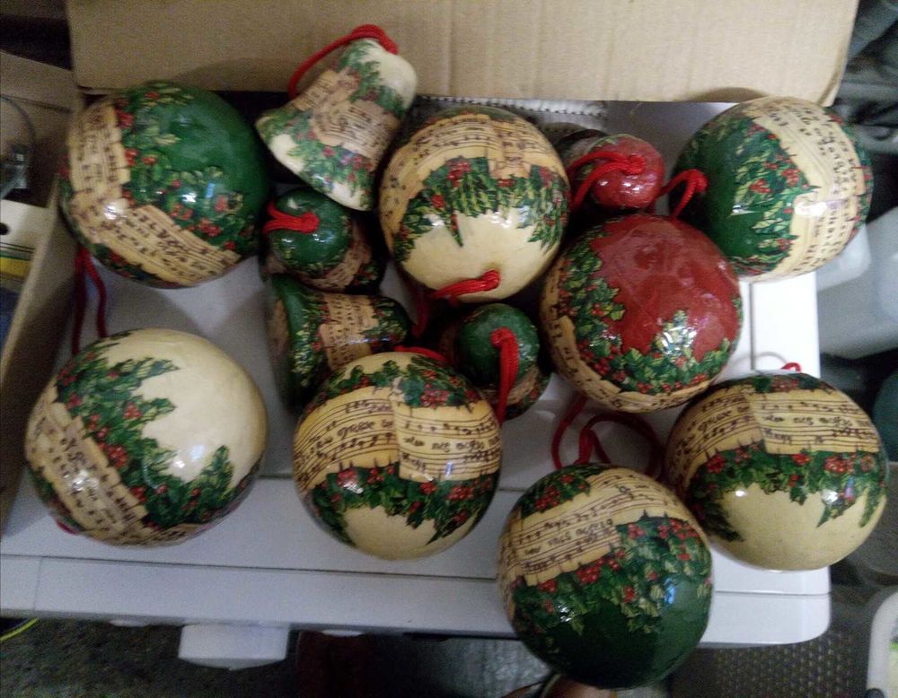 Lot boules de No&euml;l neuve ( Ne casse pas ). 
15 €. 
Sur Amiens Rivery. 
Pas d'envoi. 
C'est disponible. Décoration