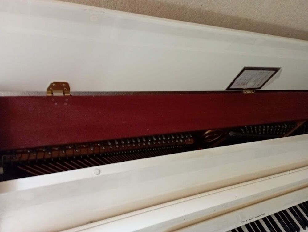 Piano droit hyundai u810 ivoire-verni &agrave; accorder. Tres-b-e. Instruments de musique