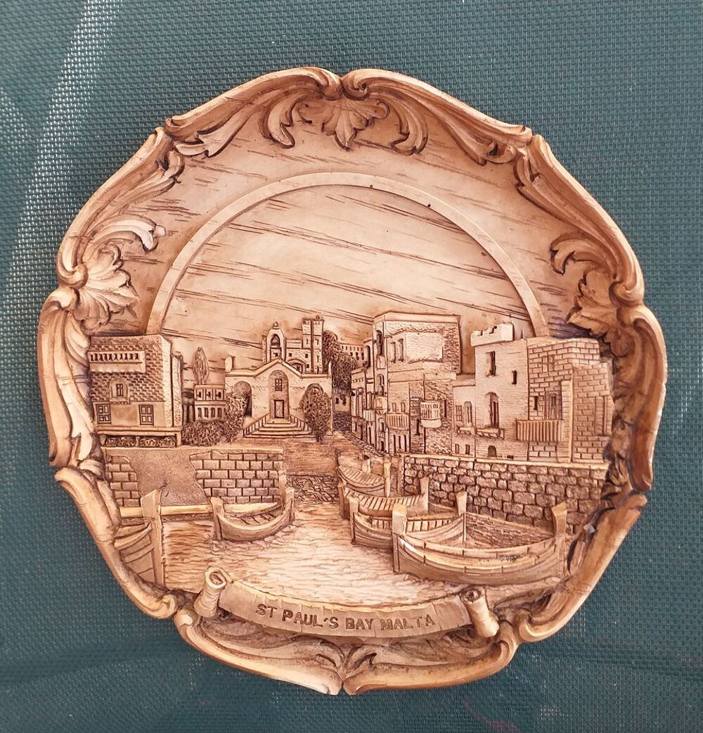  Assiette d&eacute;corative en relief souvenir ST PAUL'S BAY - Malte 