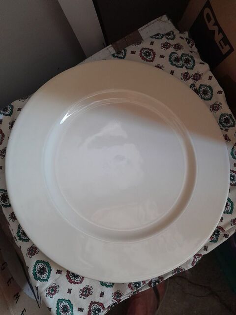 Assiettes plates et creuses en c�ramique cr�me 20 Hy�res (83)