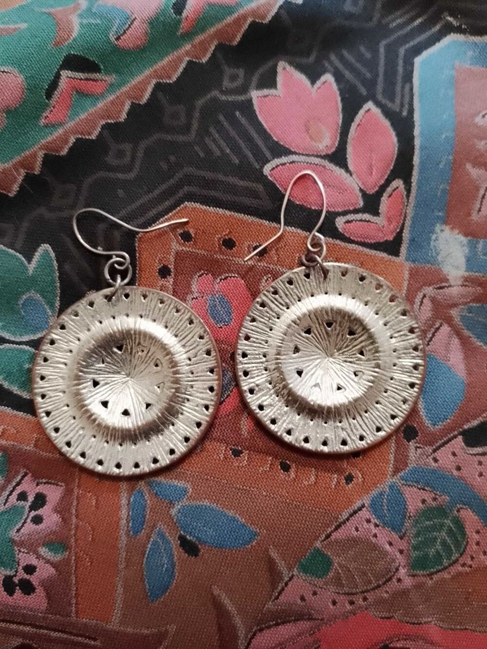 boucles d'oreilles artisanales en &eacute;mail blanc/rouge sur m&eacute;tal argent&eacute; vintage ann&eacute;es 80. Bijoux et montres