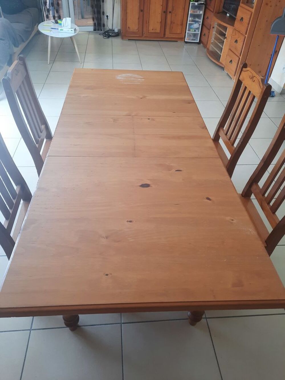Tables &agrave; manger, chaises et bahut Meubles