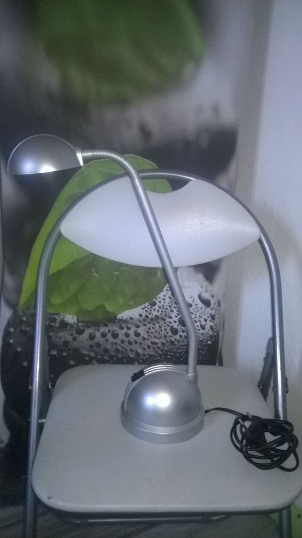 Lampe de bureau Design 
Argente 
Etat quasi neuve 
Electroménager