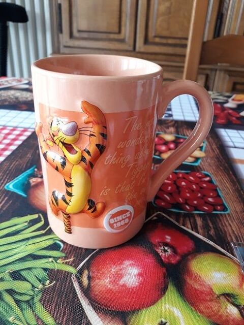 Mug Tigrou Disney parc store winnie  collection manga anime 12 Fèves (57)