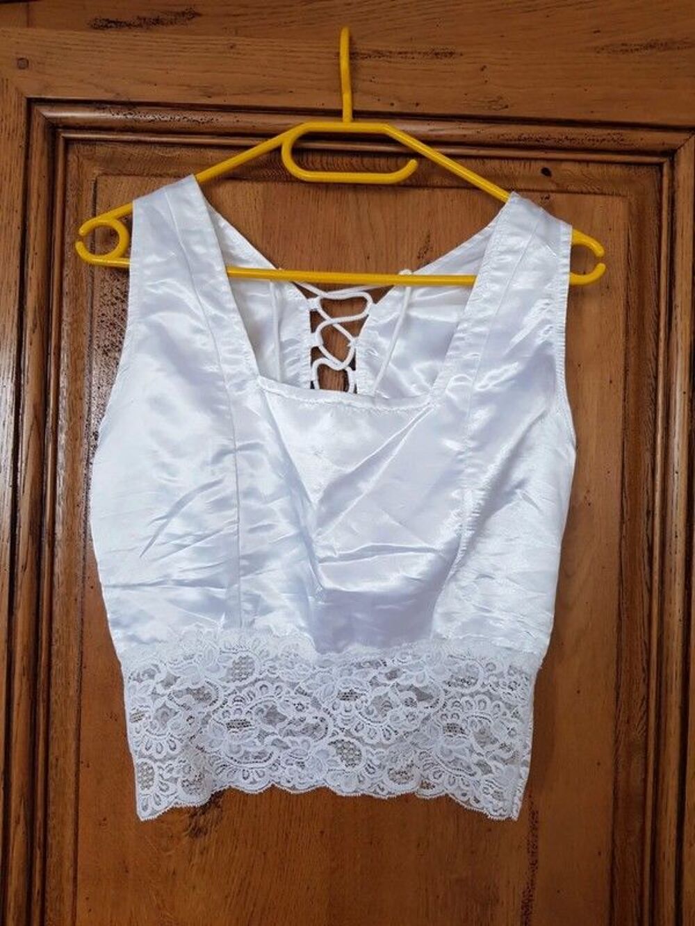 Bustier satin blanc mesure aisselles a aisselles a plat Vêtements