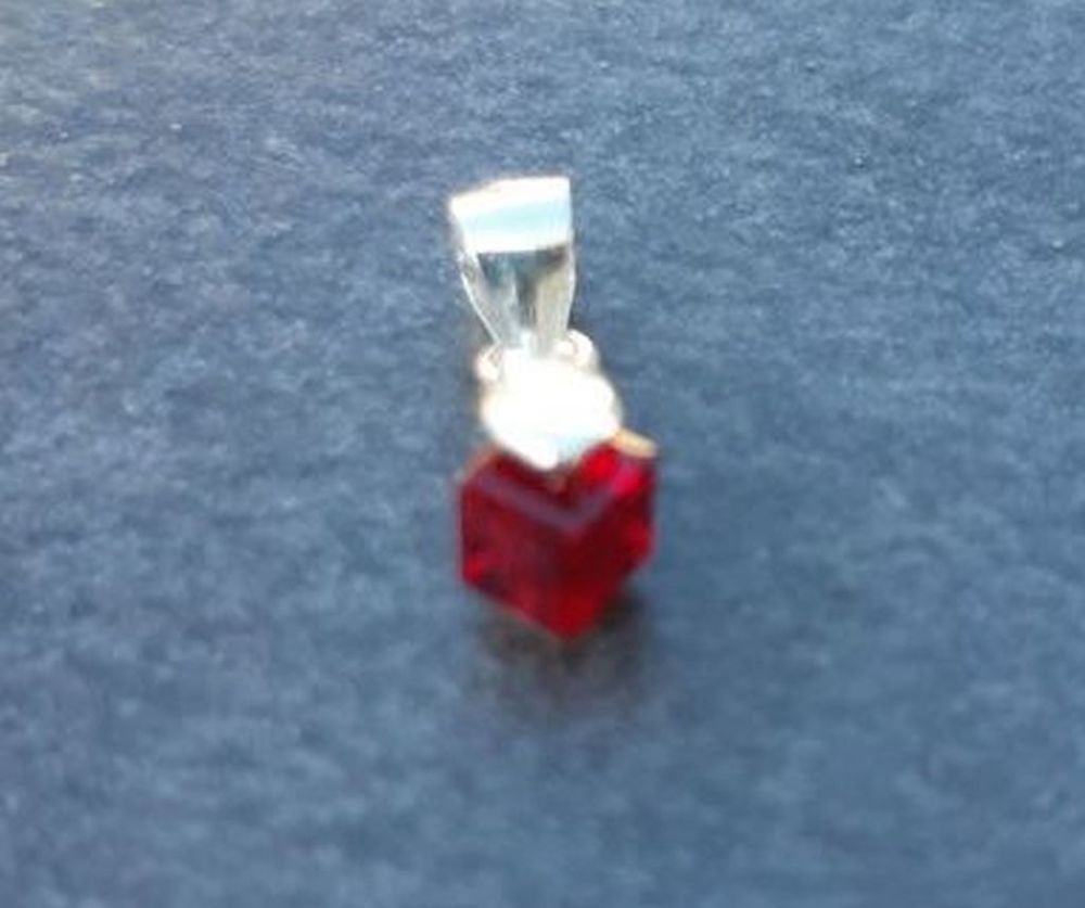 Pendentif argent 925, cristal spinelle cube rouge profond Bijoux et montres