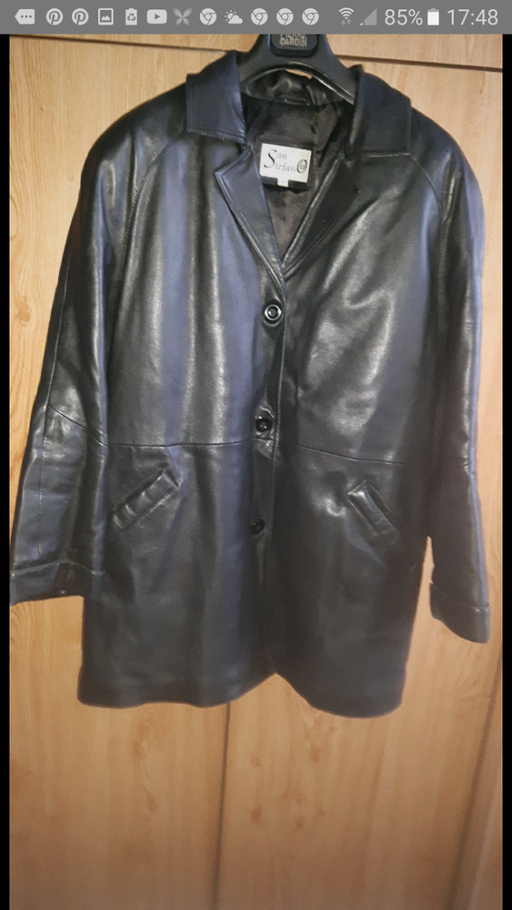 Manteau de peau femme de couleur noir. Pour l'hiver Vêtements