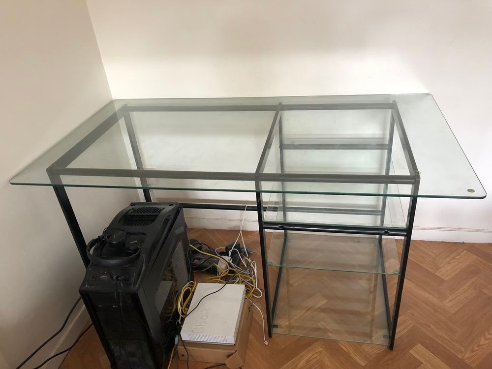 Bureau en verre , avec &eacute;tag&egrave;res en verre incorpor&eacute;es Meubles