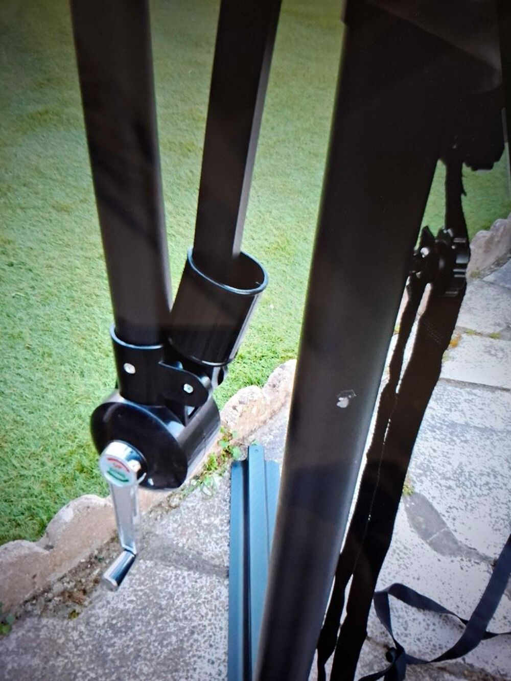 parasol d&eacute;port&eacute; Neuf 300de diam&egrave;tre Jardin