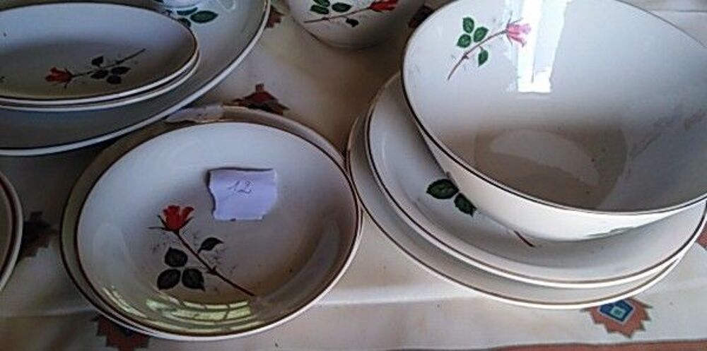 Service de vaisselle avec motif rose Cuisine