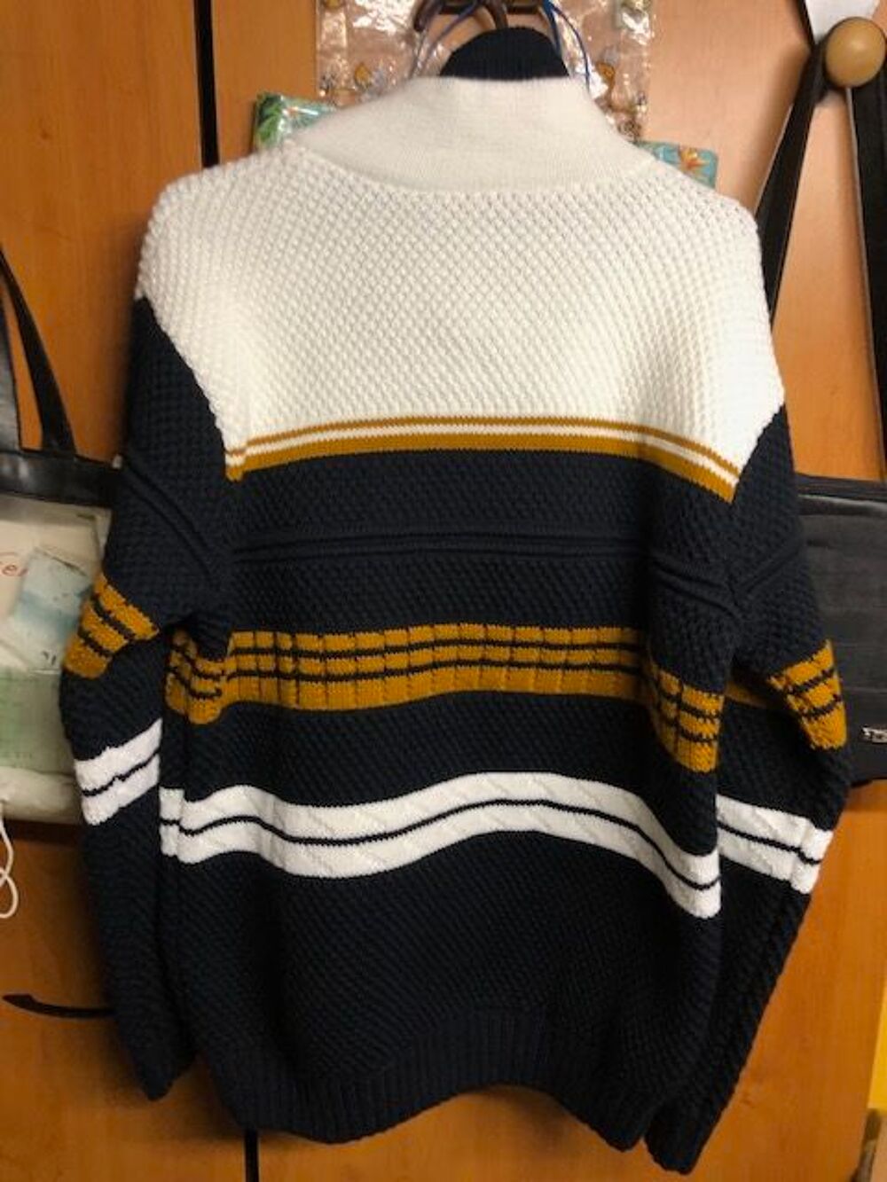 Tr&egrave;s Beau pull neuf de Club JU - XL Vêtements