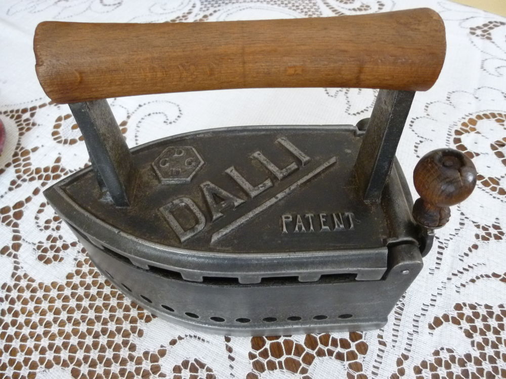 MAGNIFIQUE FER A REPASSER A BRAISE ET EN FONTE . DALLI . 