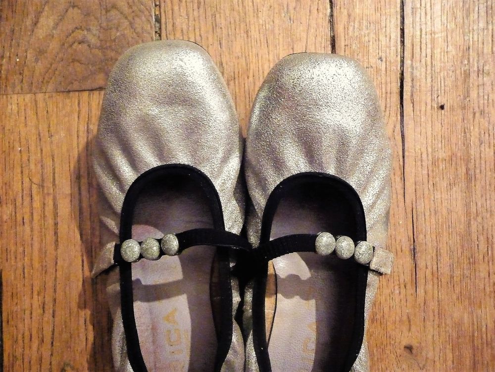 Ballerines en Cuir Argent&eacute; et Noir- Pointure 36- Hirica Chaussures