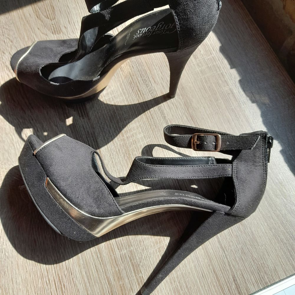 Escarpins neufs noirs avec plate-forme Chaussures
