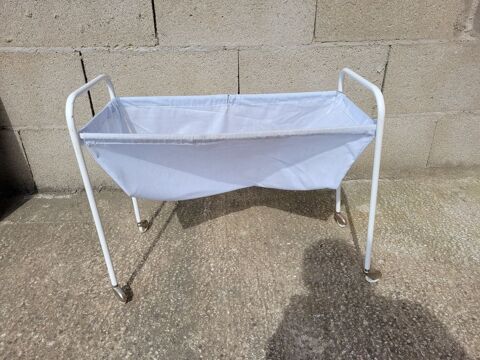 Lit de poup�e sur roulettes. Ann�e 80. 18 Varennes-Saint-Sauveur (71)