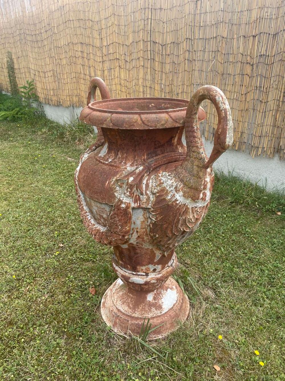 Magnifique vase orn&eacute; de cols de cygne en fonte Décoration