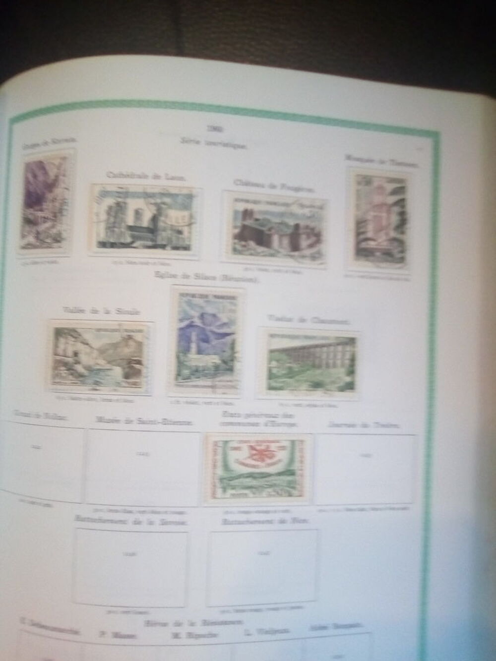 Album de timbres pour la pluspart oblit&eacute;r&eacute;s 