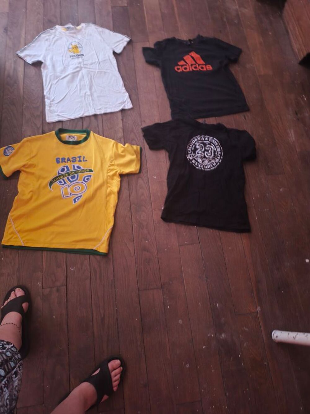 8€ cinq shirt short manche courte 
Taille 12 ans Vêtements enfants