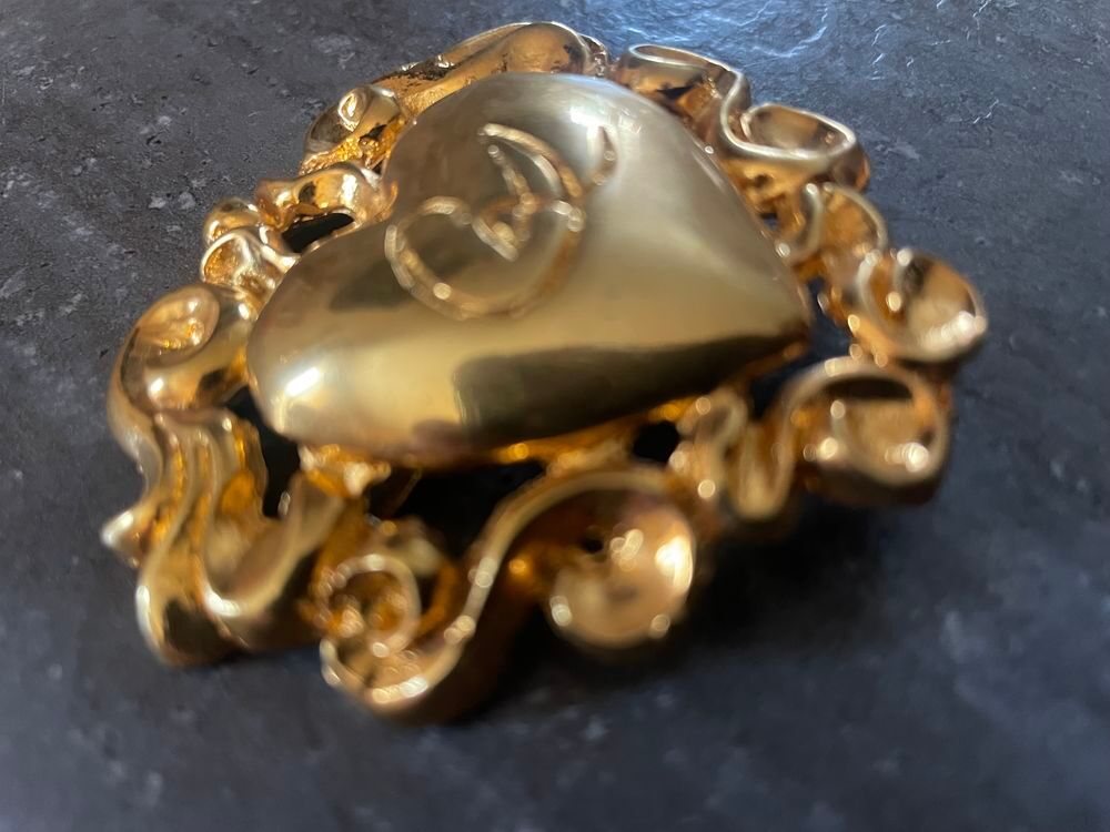 Broche coeur CL dor&eacute;e arabesque Christian LACROIX Bijoux et montres
