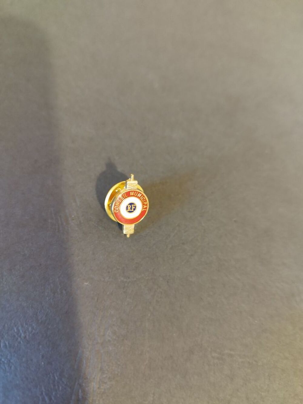 Insigne de boutonni&egrave;re dor&eacute; MAIRE ADJOINT CONSEIL MUNICIPAL 