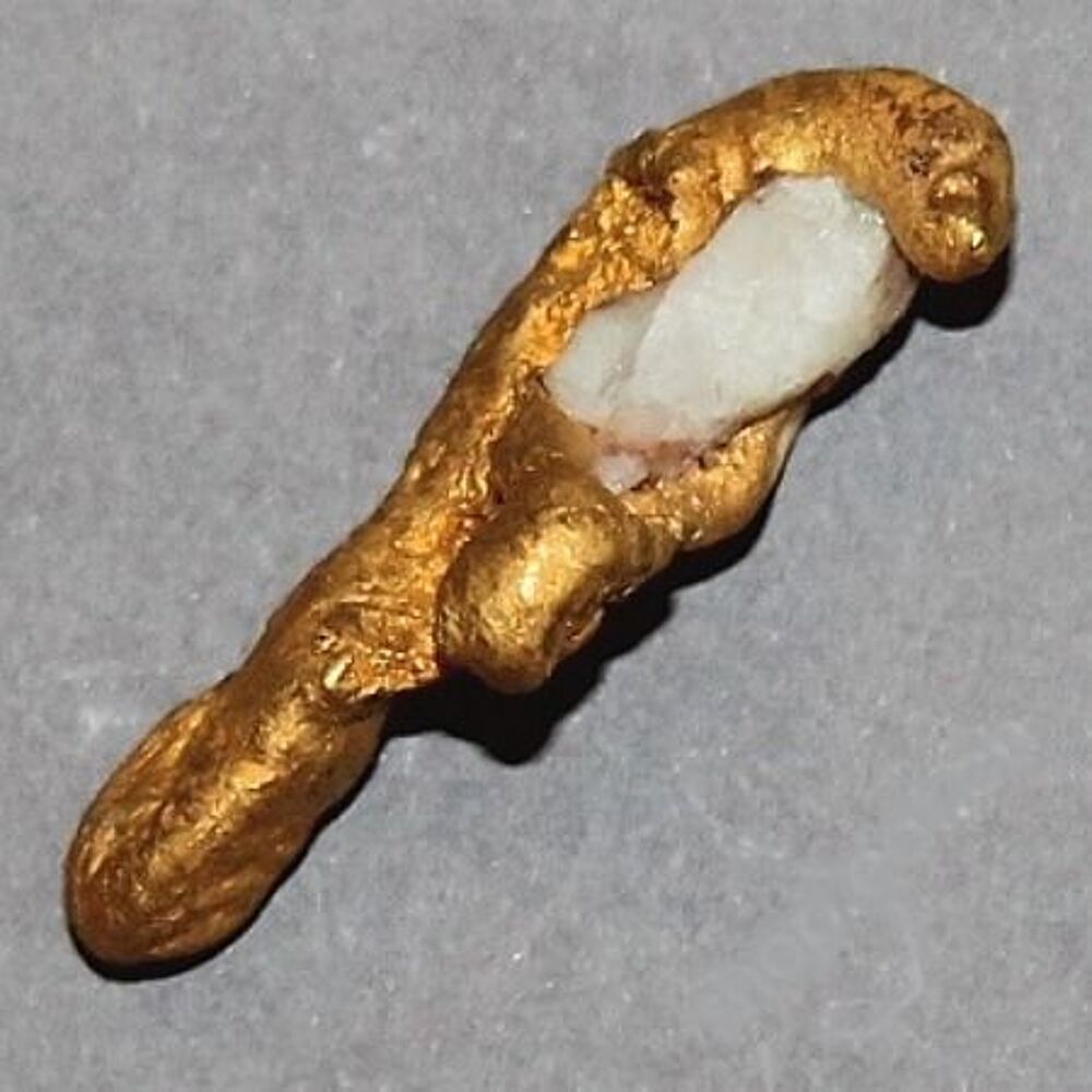 P&eacute;pite d'or de 15 g avec quartz incrust&eacute; 
