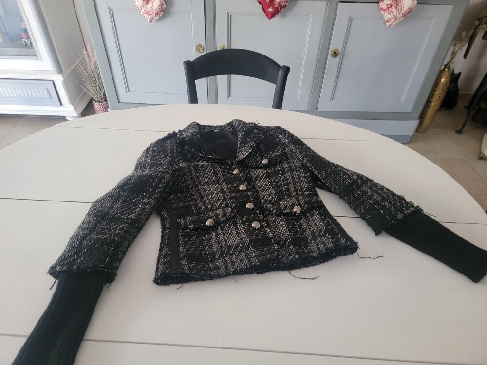 Veste &eacute;l&eacute;gante en tweed noir et blanc, finitions dentelle Vêtements